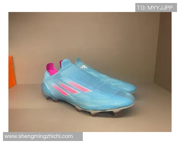 顶级足球球星推荐的必备鞋款让你成为场上焦点